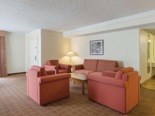 La Quinta Inn by Wyndham Denver Cherry Creek image 9