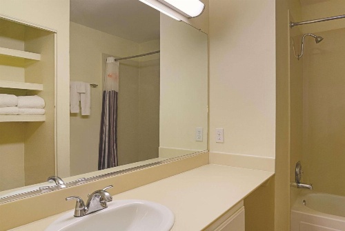 La Quinta Inn by Wyndham Denver Cherry Creek image 3